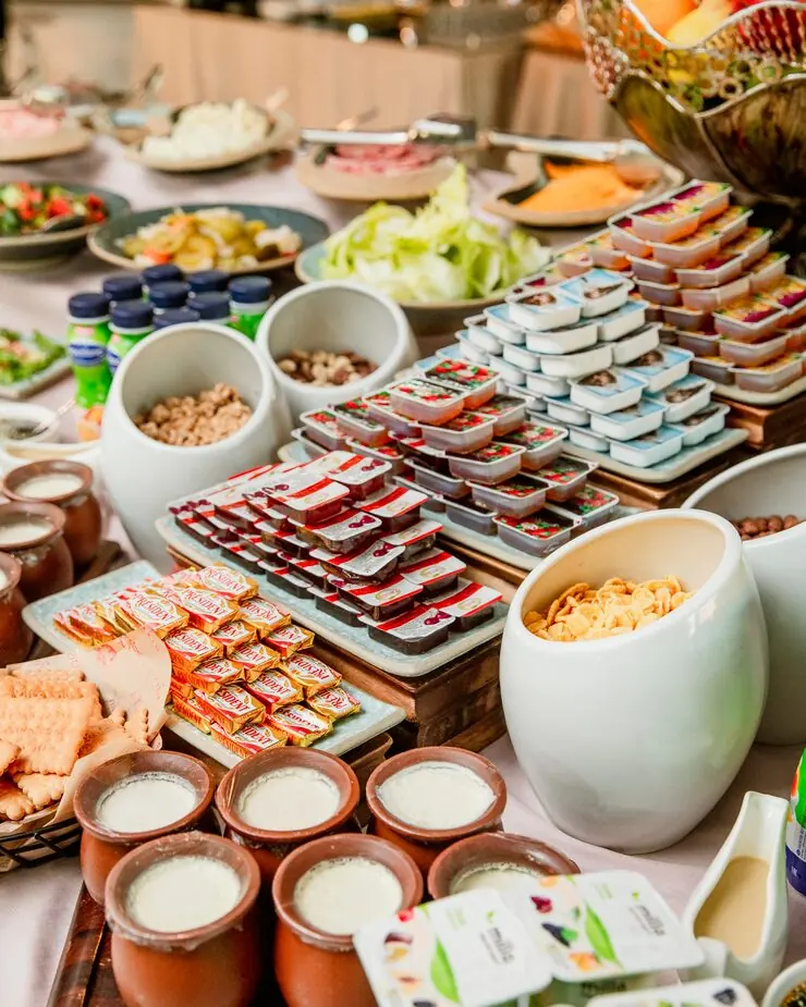 Large-Scale Event Buffet Managemen
